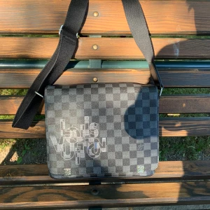 Axelväska  - Bra skick använd få tal gånger pris kan diskuteras 