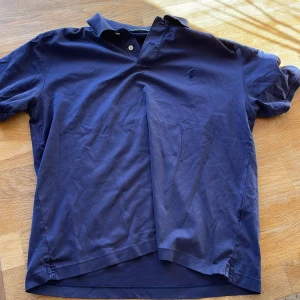 Ralph Lauren Piké  - En i princip helt oanvänd mörkblå Ralph Lauren golf piké i storleken L men sitter mer som en medium. 