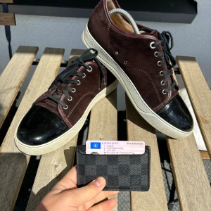 Lanvin Cap Toe - Burgundy - Storlek 9 - Säljes då jag inte använder dem längre. Säljes enligt befintligt skick, mockan har slitits på vissa ställen annars fint skick. Låda och dustbags tillkommer. Fler bilder kan fås