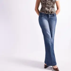 Jättesnygga lågmidjade jeans från R.marks, i storlek 27 som ungefär motsvarar storlek S. Super lågmidjade och har inga fläckar!!😍 Har aldrig använts . Säljer pga att de är för små i midjan på mig.💕