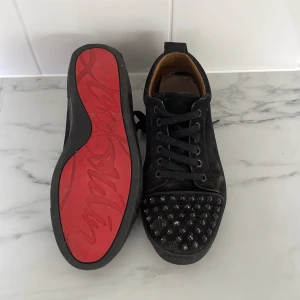 Christian loubitin  - Säljer ett par loubitin i storlek 43  Säljs för 799