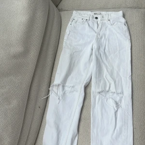 Midraise vita jeans - Dessa jeans är i väldigt gott skick, knappt använt dem. Inga fläckar heller. 