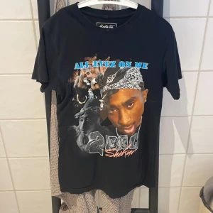 Mister tee t shirt  - Använt rätt så mycket finns ett litet slitage vid halsen. Hör av dig för mer frågor!