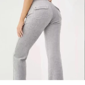 Juicy couture  - Den vita saken på snöret har åkt av på ena , därför säljs som för ett billigare pris. Använder inte dom längre så säljer dom till nån som har användning för dom 🥰