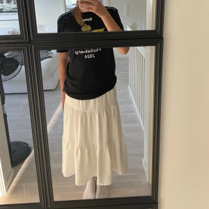 LångKjol  - Jag säljer min vita långkjol från SHEIN för att den inte kommer till användning. Den är i bra skick och har bara använts ett fåtal gånger💗