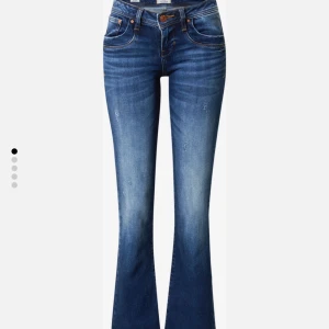Ltb jeans - Lågmidjade jeans från Ltb, de är mörkblå med lite slitningar. Bra skick och inga defekter. Skriv för fler bilder💗Strl W27 L34