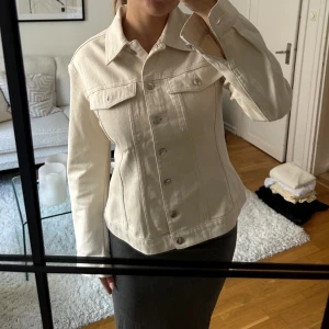 Jeansjacka  - Jeansjacka/topp från h&m. Knappt använd. Storlek S