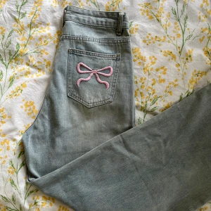 Jeans - Skiiiiitsnygga jeans ifrån biralo! Aldrig använda, säljer då dem var för stora för mig 🥲🌷💞 Dem är förövrigt dem mjukaste och skönaste jeansen jag har provat!! 🫶