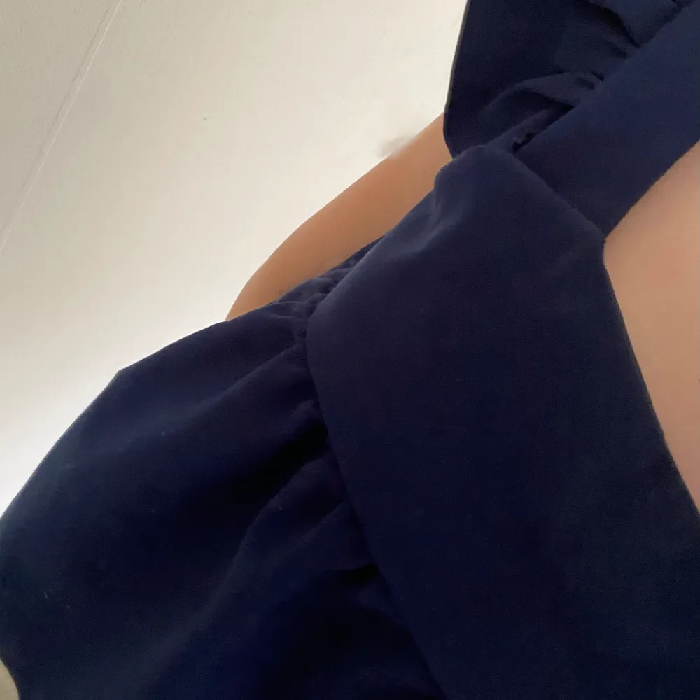 SĂ€ljer denna egensydda toppenđ„° Sytt den sjĂ€lv dĂ€rav prisetđž Den har sina skavanker eftersom den Ă€r egensydd! Det Ă€r som tvĂ„ lager vid bysten sĂ„ att det gĂ„r att ha utan bhâŁïž Storleken jag sytt efter Ă€r en Mđ«¶đ» Skriv för mer bilder-ej med plagget pĂ„ dock!. YlĂ€osat.
