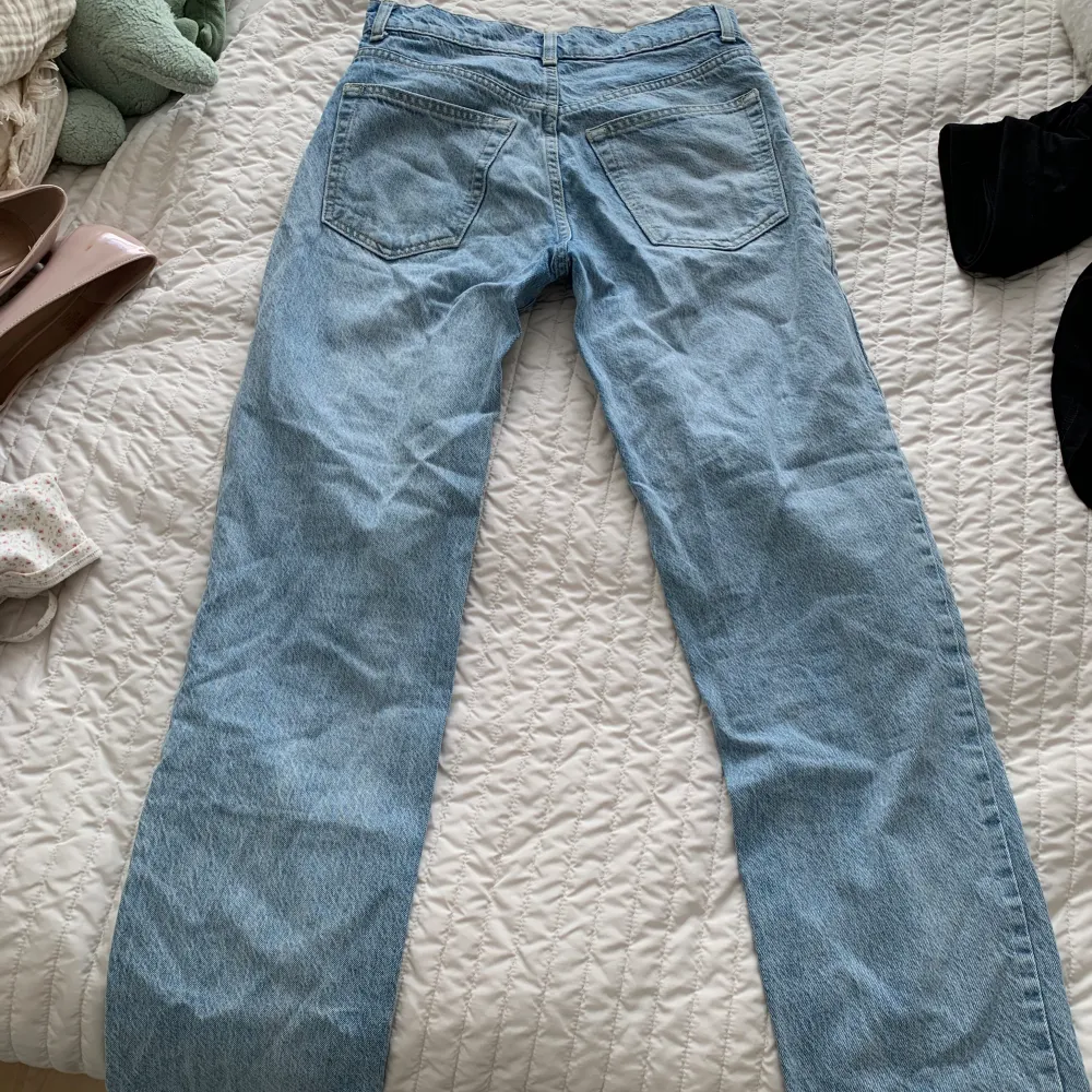 Ljusblå jeans 32 i längd . Jeans & Byxor.