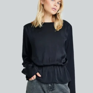 Bikbok svart satinblus - Svart satinblus från bikbok, i nyskick 