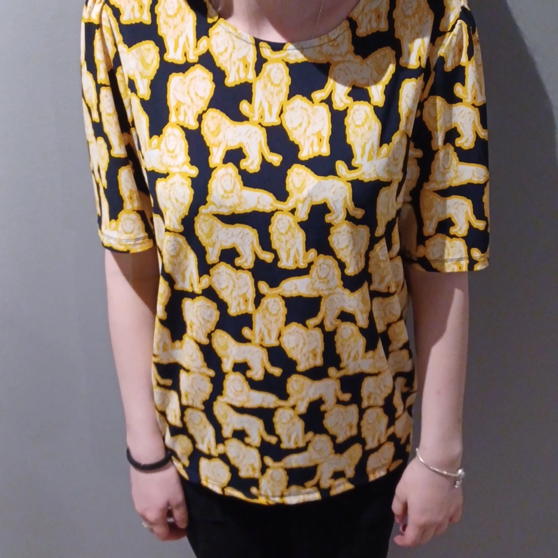 En tröja med lejon på