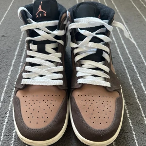 Jordan 1 Dark Chocolate  - Säljer ett par Jordan 1 som är sparsmat använda och i otorligt fint skick, ej creasat. Har inte använts mer än 5 gånger. Säljs pga de ej används.   Nypris 1400kr. priset går att diskutera  Hör av dig vid fler frågor!!