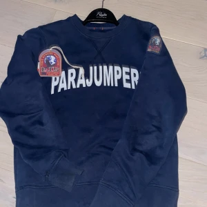 Marinblå parajumpers.  - En marinblå parajumper sweatshirt som har använts ett fåtal gånger. Väldigt bra skick eftersom den är som ny. Nypris ca 1850kr. Mitt pris 800kr men det står inte hugget i en sten.