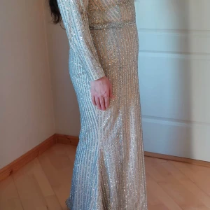 Fest/Bal kläning  - Använd en gång på bröllop jätte bra skick.