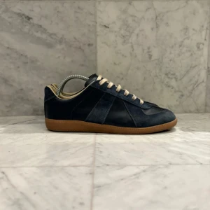 Masion Margela gats  - Size 40 passar 41. Skick 7/10 går att fräscha upp til 9/10. Nypris 7k, snygg färg. 