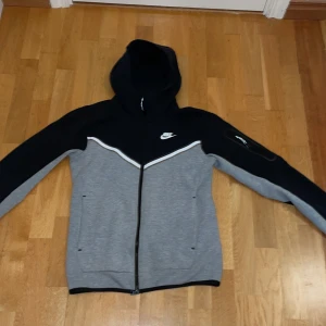 Nike tech - Tja säljer en Grå svart season 3 Nike tech för 650 pris kan diskuteras.