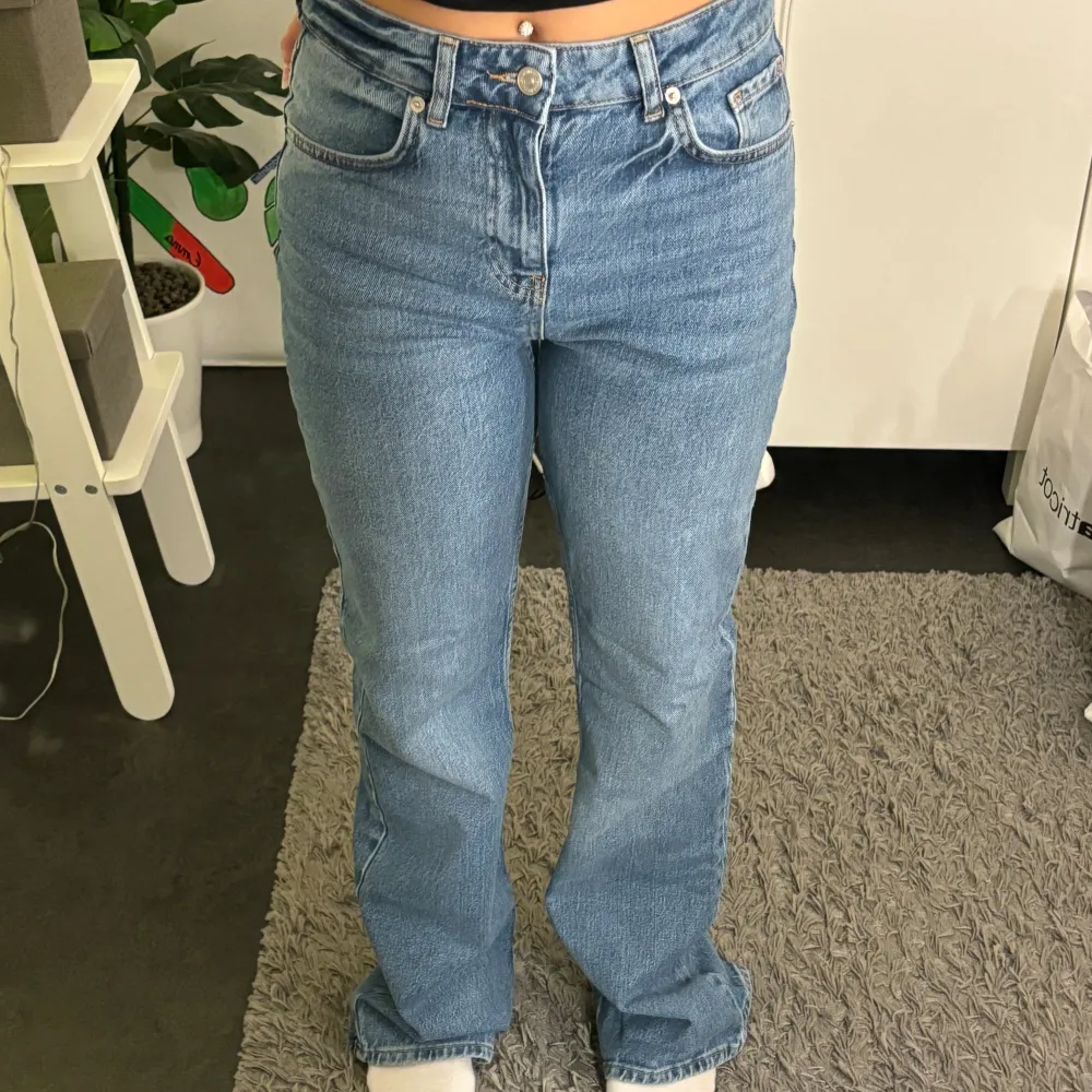 Jätte fina blåa bootcut jeans. Säljer pågrund av att dom inte kommer till användning. Dom är aldrig använda. Jag är 160cm och dom är lite för långa för mig💕. Jeans & Byxor.
