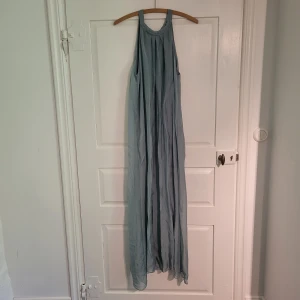 Lång tuskos klänning - Jättefint skick, använd 1 gång. Det är storlek S men jag skulle säga att den passar en M också.