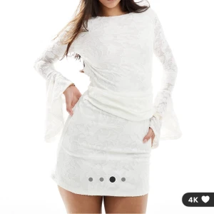 Vit klänning  - Vit spets klänning från asos aldrig använd storlek 36! 500kr 🤍