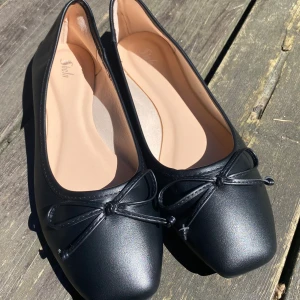 Svarta ballerinaskor  - Fina oanvända svarta ballerinaskor med brydnadsrosett från Shein i helt nyskick. Passade inte i min storlek, passar för dem som har st 39-40. 🥿🤍