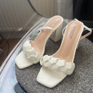 Högklackat - Ett par högklackade vita skor i storlek 40 använda 1 gång. Jätte fina sköna bredare vid tårna så man inte får skav från boohoo. Går att pruta💕💕🩷🌸