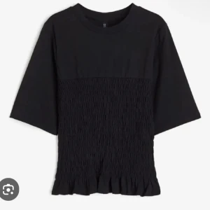 Smockad topp H&M - Hejj jag säljer denna fina smockade toppen från h&m som jag köpt på plivk men själv inte använt så jag köpt en till med mindre storlek
