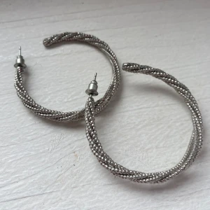 Silvriga örhängen   - Snygga örhängen som använts några gånger men inte längre tyvärr så kul om någon annan vill använda dom🌸