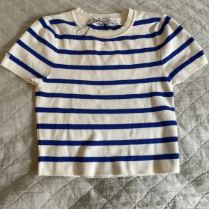 Zara t-shirt - Använd fåtal gånger. Skulle säga xxs-m. Den kommer sitta lite större som en vanlig t-shirt om du har xxs men lite kroppad med M
