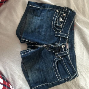 true religion shorts - rensade min systers garderob från när hon va tonåring och hittade dessa, har aldrig haft på mig dem själv. jättefina verkligen önska själv att dem passa😭🩷