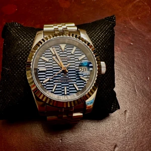 CUSTOM SEIKO MOD. 39MM AUTOMATIC - This high-quality mechanical watch features an open case back, is water-resistant, and includes a bracelet with a micro-adjust feature for a perfect fit.