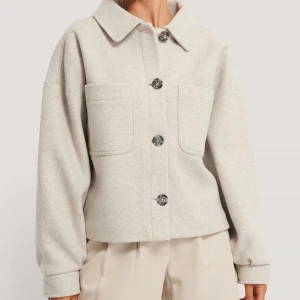 Vårjacka - En populär vårjacka i en grå beige färg som går så bra till alla kläder 😍 Använd sparsamt och inte trasig på något sätt, däremot lite nopprig på underarmen där inre armen går emot midjan.. Inget man tänker på dock 💃🏼