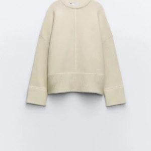 Stickad zara tröja 💓 - Stickad zara tröja använd endast 2 ggr och som ny. I storlek S men passar som även en M. Jättefin men kommer ej till användning men är perfekt för en lite kallare sommarkväll!💓