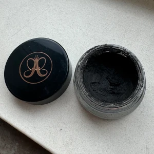Anastasia Dipbrow - Säljer en Anastasia Beverly Hills Dipbrow i färgen ”Granite” och även 2 andra Dipbrows i andra färger till billigare priser beroende på mängd pga jag slutat använda dem. 