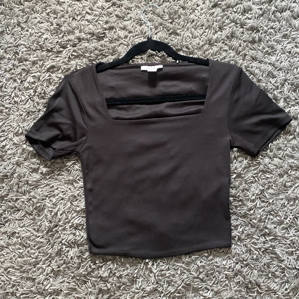 Skit snygg urringad tröja i svart! Aldrig använd och Är i storlek M men passar mig som brukar ha XS-S! Köpt för 100kr!💖 säljer för den inte kommer till användning . T-shirts.