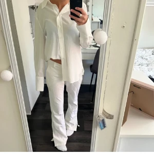 Skjorta - Super fin skjorta ifrån Gina, bara Andvänd 1 gång. Storlek XS! Ny pris 399kr, mitt pris 200kr men pris går att diskutera. Skriv gjärna om ni har funderingar!!❤️