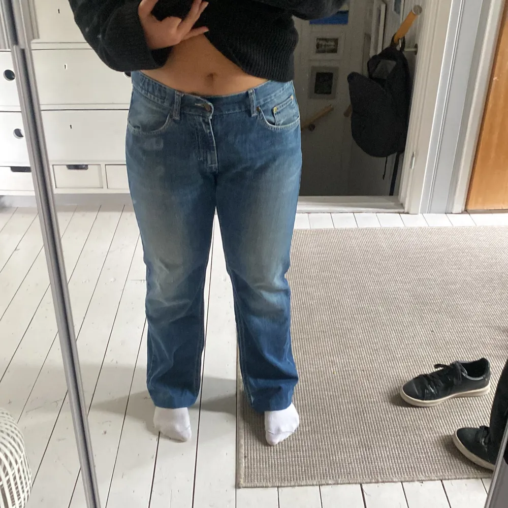 Straight Lowwaist jeans 🤩 Lite owersized men sitter bra vid midja och bak Uppskattad storlek 40 . Jeans & Byxor.