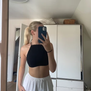 Svart festtopp  - Svart fest eller sommartopp i storlek M från BERSHKA. Aldrig använd, lapparna sitter kvar. Jag brukar ha S men M sitter tajt på mig så den är liten i storleken 