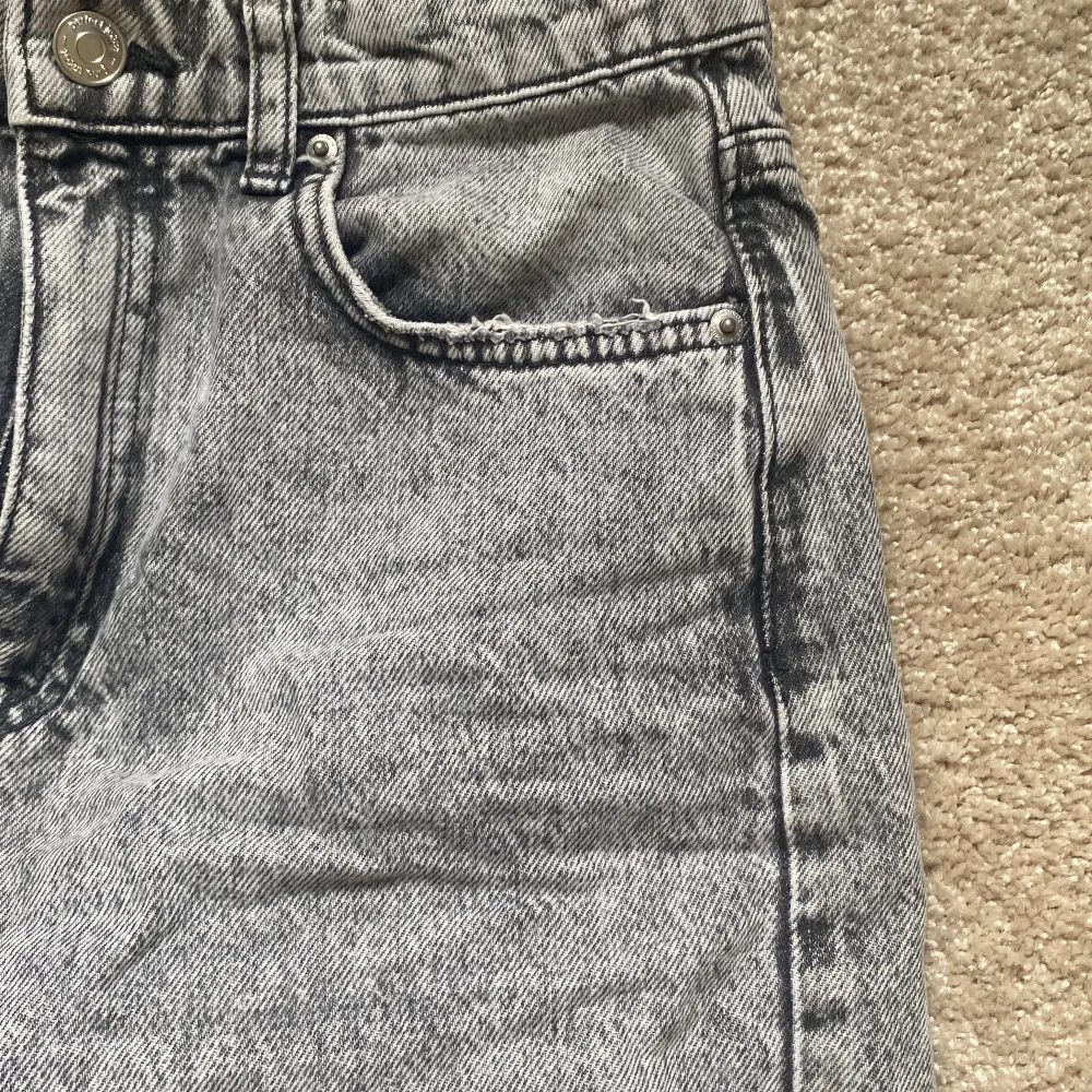 Säljer dessa gråa jeans från ginatricot i storlek 158. Säljer eftersom att de är för korta för mig. De är i väldigt bra skick och är så gott som nya! . Jeans & Byxor.