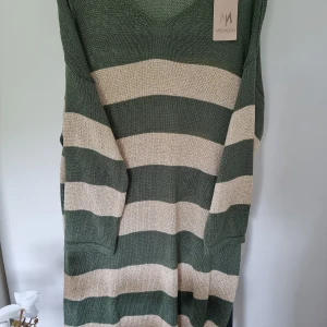 Zanca Sonne klänning/tunika NY - Denna är endast provad. Så helt NY. Storlek onesize. Olivgrön/guld randig. Har rökfritt hem men har hund.  Skickar spårbart.  