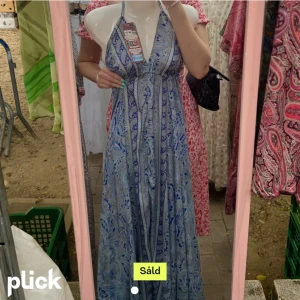 Sommar klänning - Säljer denna otroligt fina sommarklänningen köpt här på plick som tyvärr inte passade mig, den förra ägaren hade köpt klänningen på mallorca och klänningen är i One Size, bilderna är lånade från förra ägaren och det är den första som är färgen
