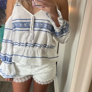 Söt blus💘 - Säljer denna söta blus från ivyrevel, det är broderat mönster på den och passar xs-s, jättefin på sommaren!! 