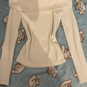 Vit Offshoulder tröja  - hej säljer min vita off shoulder tröja som kom till användning engång. Skriv ifall du är intresserad💗