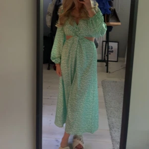 Superfin klänning - Säljer denna superfina klänning som endast är använd en gång från Hm. Verkligen en sommardröm!! 💓💓💓(skriv för flera Bilder)