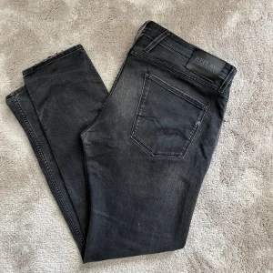 Replay Jeans Anbass Slim-fit - Säljer ett par jeans i skicket 8/10. Kontakta mig gärna vid frågor.