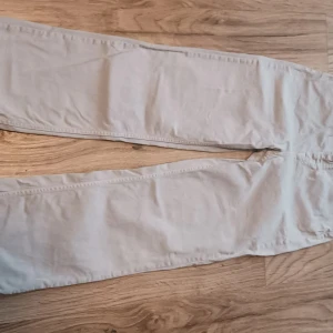 Ljuslila baggy jeans - Jeansen är i bra skick och ska inte ha några hål. Byxorna är wide fit så dem kan eventuellt behöva användas med bälte. 