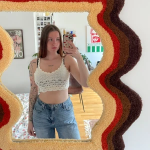 Virkad croprop vit sommar - Vit virkad crop top