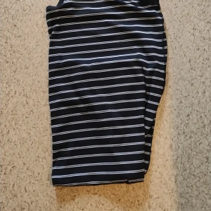 Randig lång klänning - Fin lång randig klänning storlek m