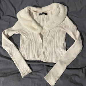 Tröja  - Fin tröja köpt på New Yorker. Inte använd så mycket. Fluffet går att ta av och då blir den som en vanlig magtröja.