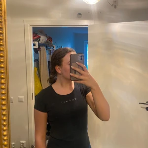 T-shirt  - Marinblå T-shirt från esprit.💕